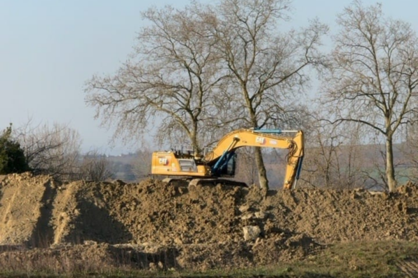 «La justice ne leur fait pas peur» : des pelleteuses repérées sur une parcelle illégale du chantier de l’A69, malgré la décision du tribunal